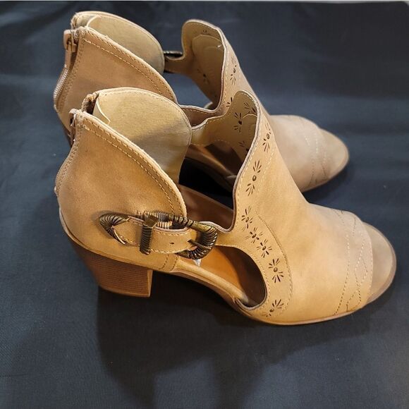 BRAND NEW JELLYPOP CUT-OUT DESIGN BLOCK HEEL BOOTIE - Picture 12 of 15